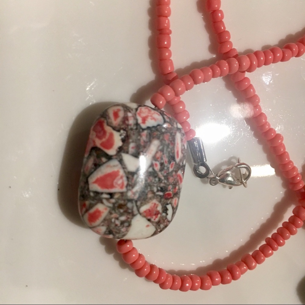 Necklace in pink/salmon and grey/pink stone - Picture 2 of 7